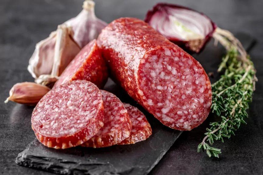 czy pies może jeść salami