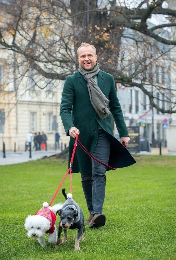 Piotr Adamczyk z psami