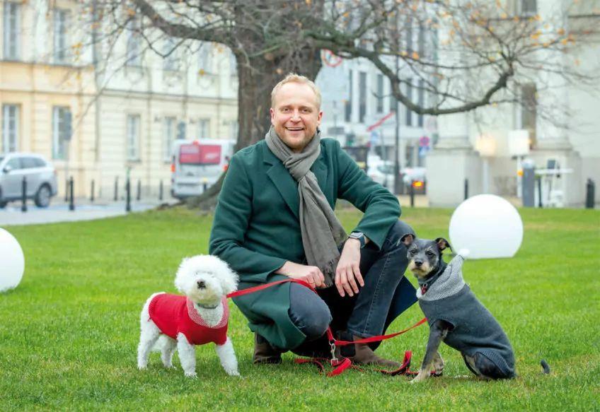 Piotr Adamczyk z psami