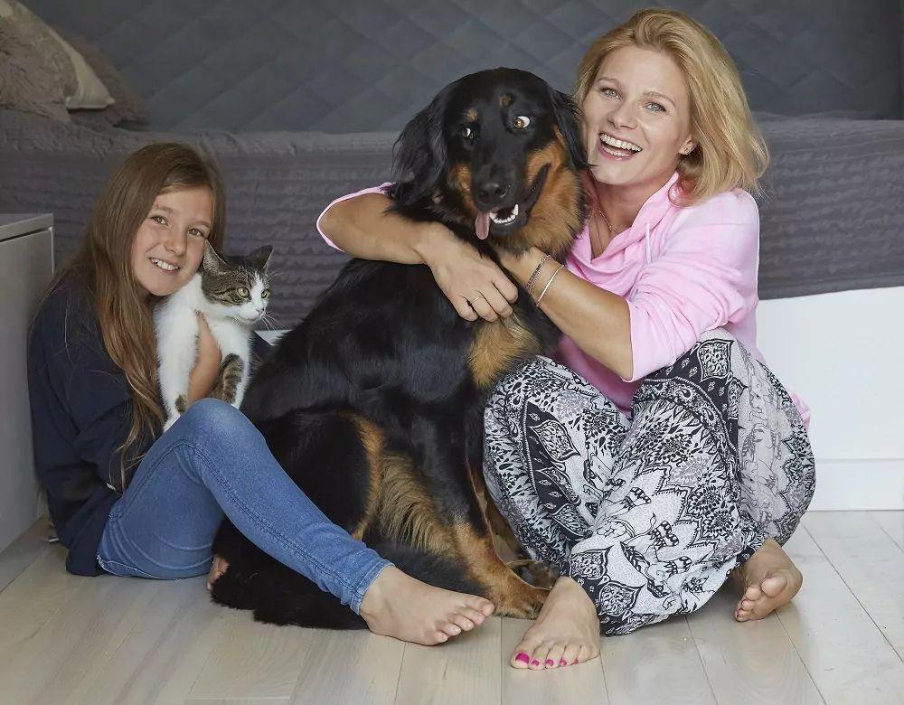 Anna Głogowska z córką i zwierzakami