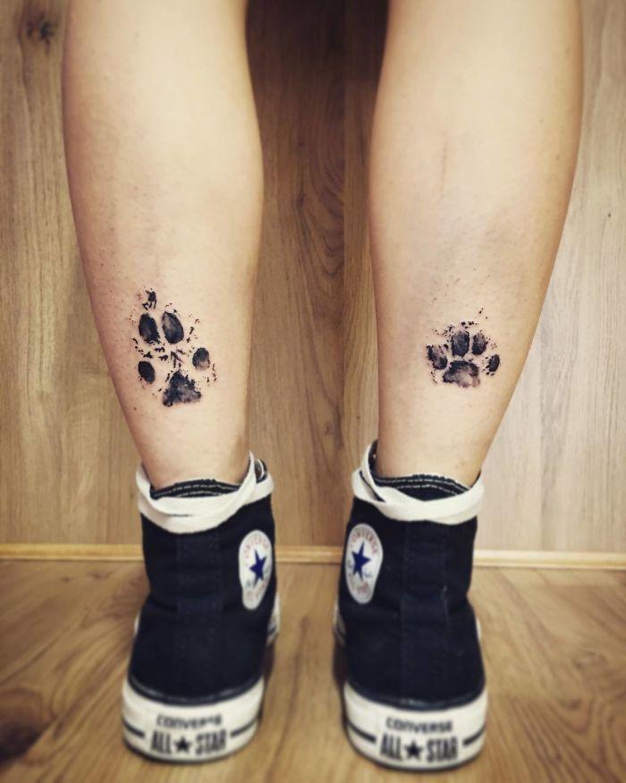 tatuaż łapki psa na nogach"