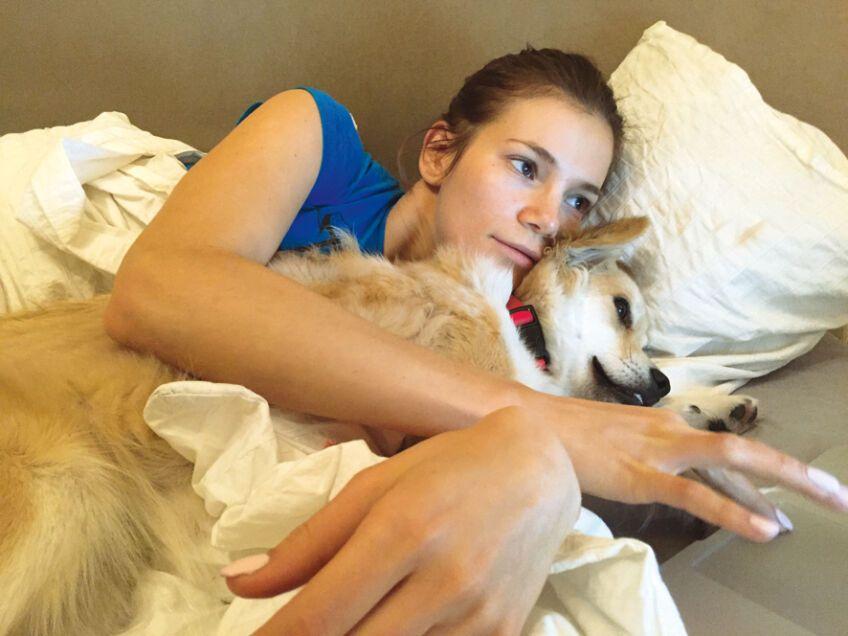 Maja Bohosiewicz leży z psem w łóżku