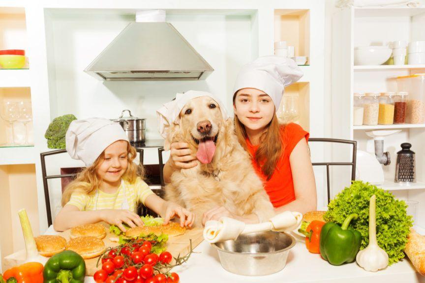 Domowe jedzenie, dzieci gotują z psem
