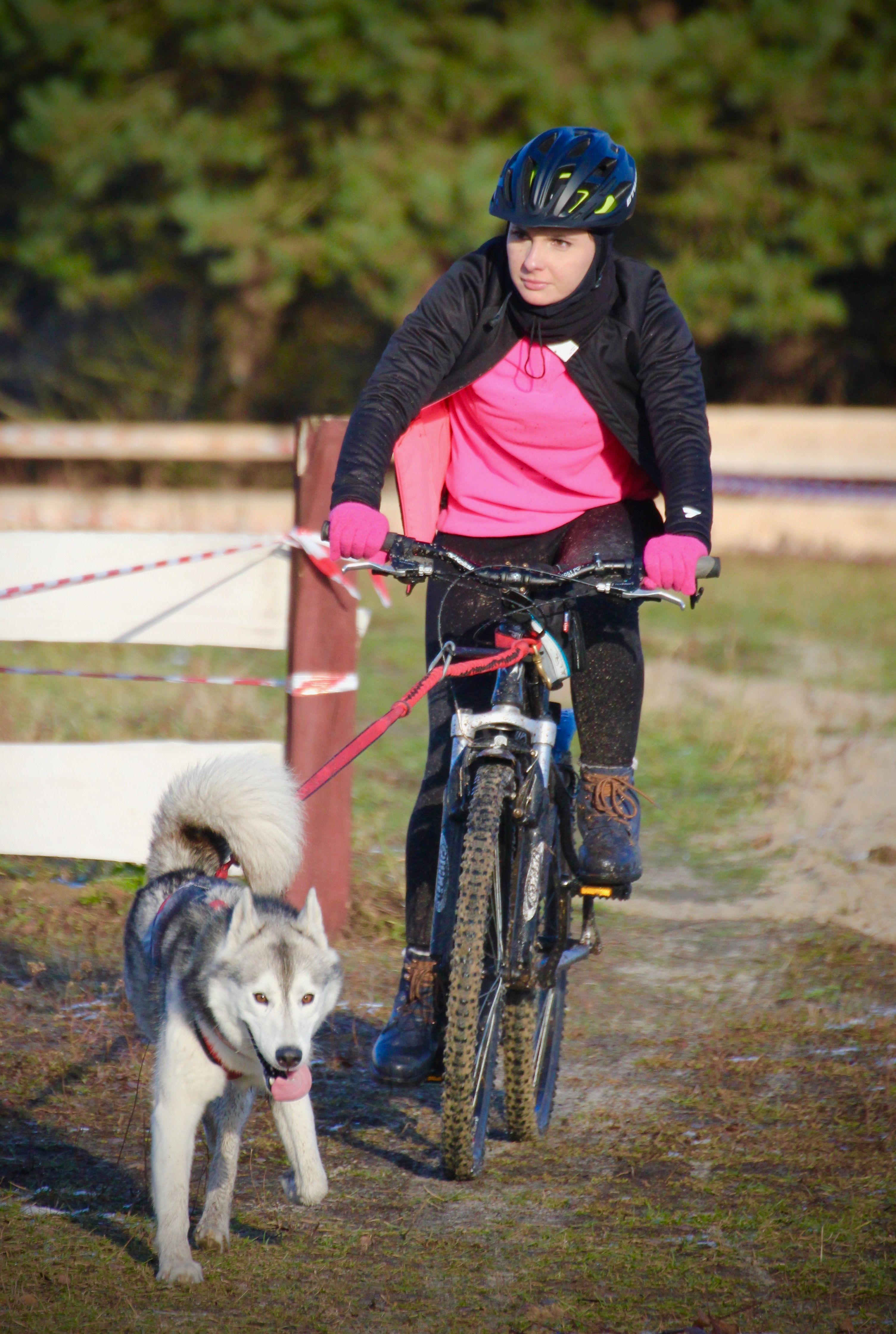 pies i pani z rowerem