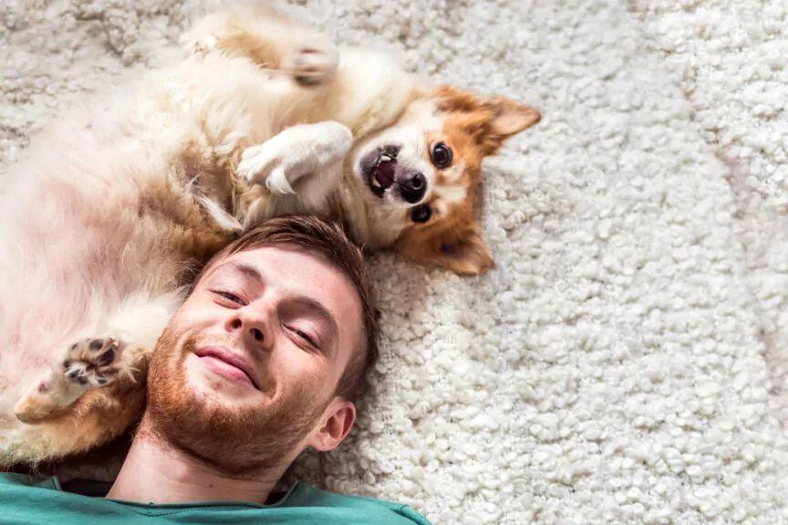 mężczyzna mieszka z psem, leżą na dywanie