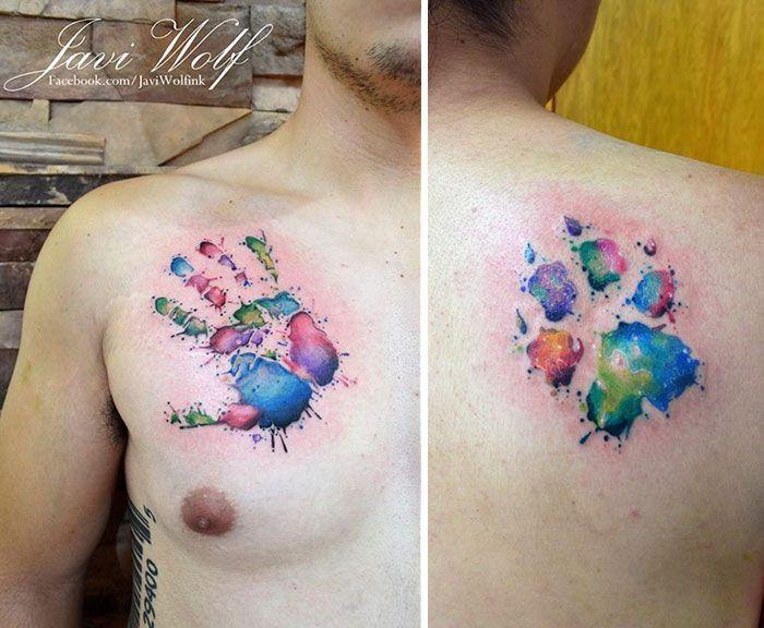 Mężczyzna z kolorowym tatuażm przedstawiającym dłoń człowieka i łapkę psa"