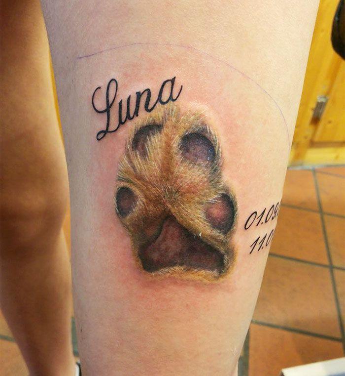 tatuaż łapka psa z imieniem i datą"