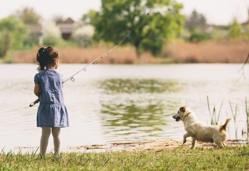 dziewczynka z psem nad jeziorem