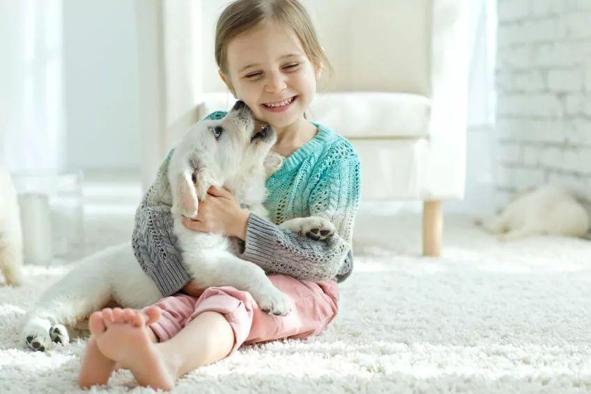Mała dziewczynka przytula się z psem