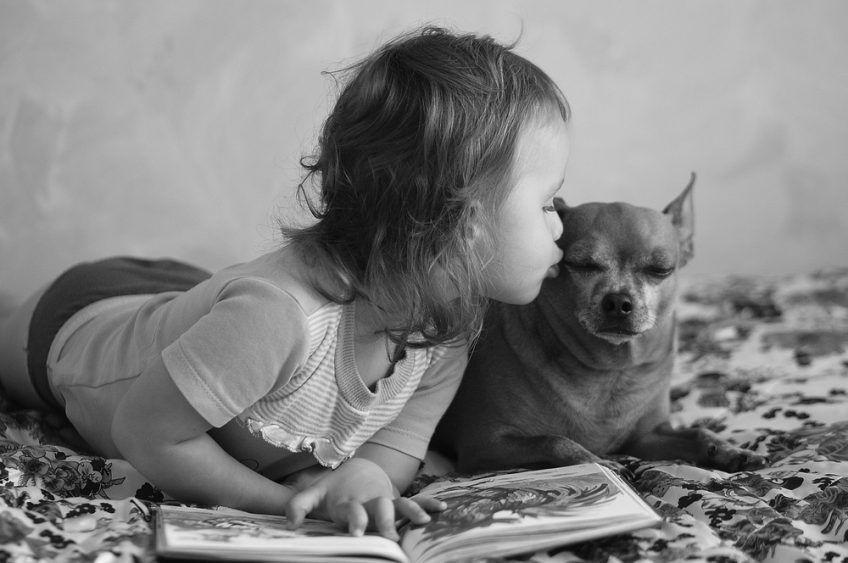 Dziewczynka czyta z psem