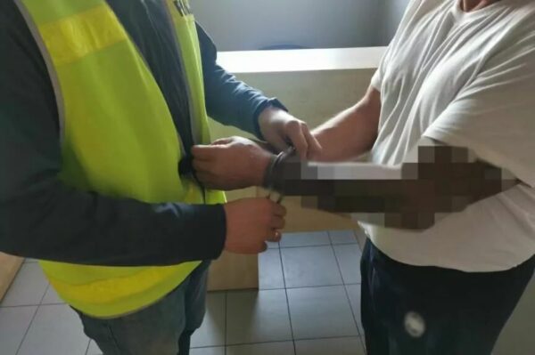 policjant zakłuwa podejrzanego o pobicie psa, który go ugryzł w kajdanki