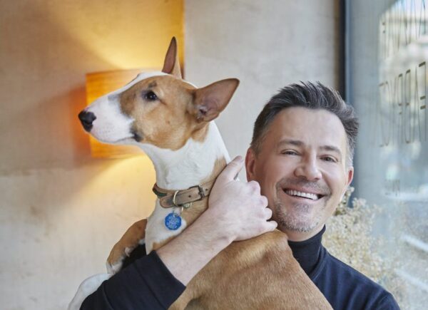 Ibisz trzyma na rękach Nicponia