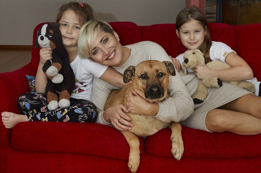 Magda Steczkowska z dziećmi i Figą