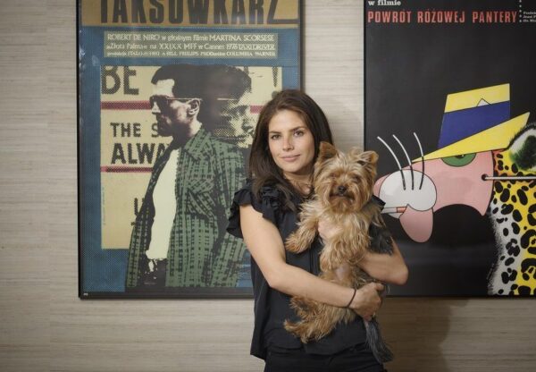 Weronika Rosati z psem na rękach