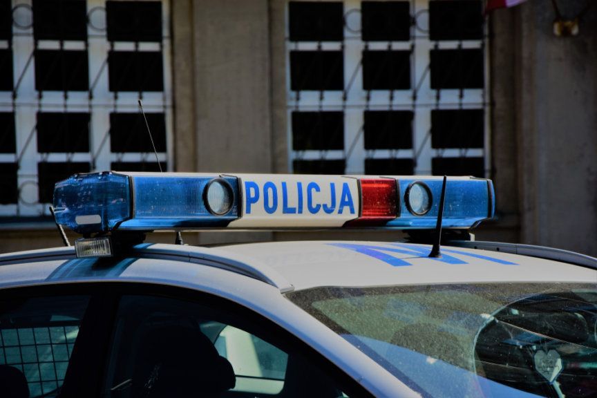 bił pięściami dobermana, na szczęście ludzie zareagowali