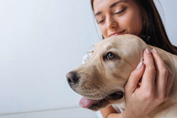 kobieta głaskająca psa