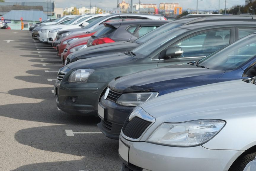 Samochody na parkingu