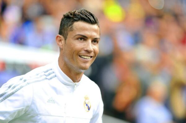 Koszulka dla schroniska. Ronaldo pomaga psom