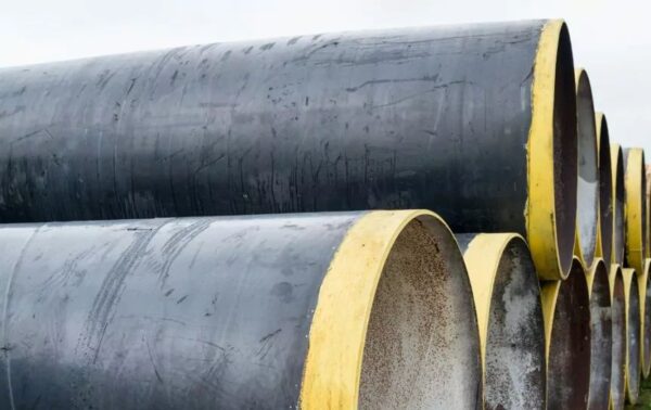 Rury pomalowane smołą