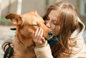dog kiss całowanie psa.jpg