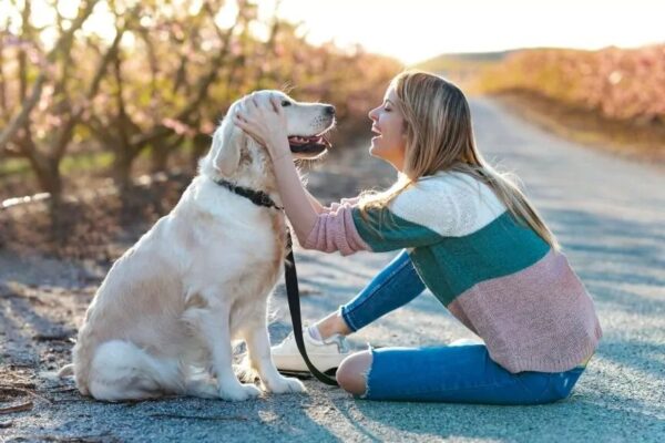 historie największych przyjaźni opiekunka z psem