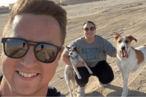 para zolnierzy adoptowala dwa bezdomne psy w czasie misji